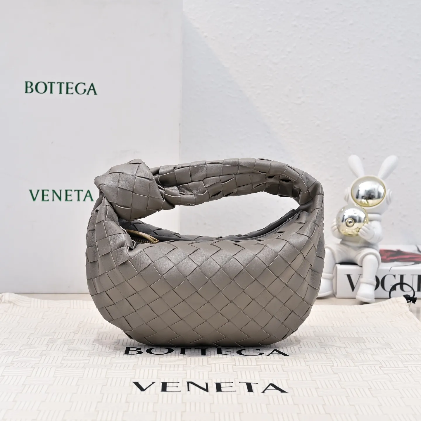 Batch 1120 BV Bottega Veneta's new early spring women's MINI JODIE handbag BV bag 🔥The new method is based on the original rounded corners, knotted with classic woven leather round hobo bag, The most iconic triangular pull-out design, using sheepskin draped soft shape, is super suitable for concave shapes~ Jodie feels really gentle to people, and is definitely the best item for daily matching. It has the same weave, new elements and twists, is compact and versatile, and is the new favorite of street style Internet celebrities! Size: 23x28x8 Model: 6699-1